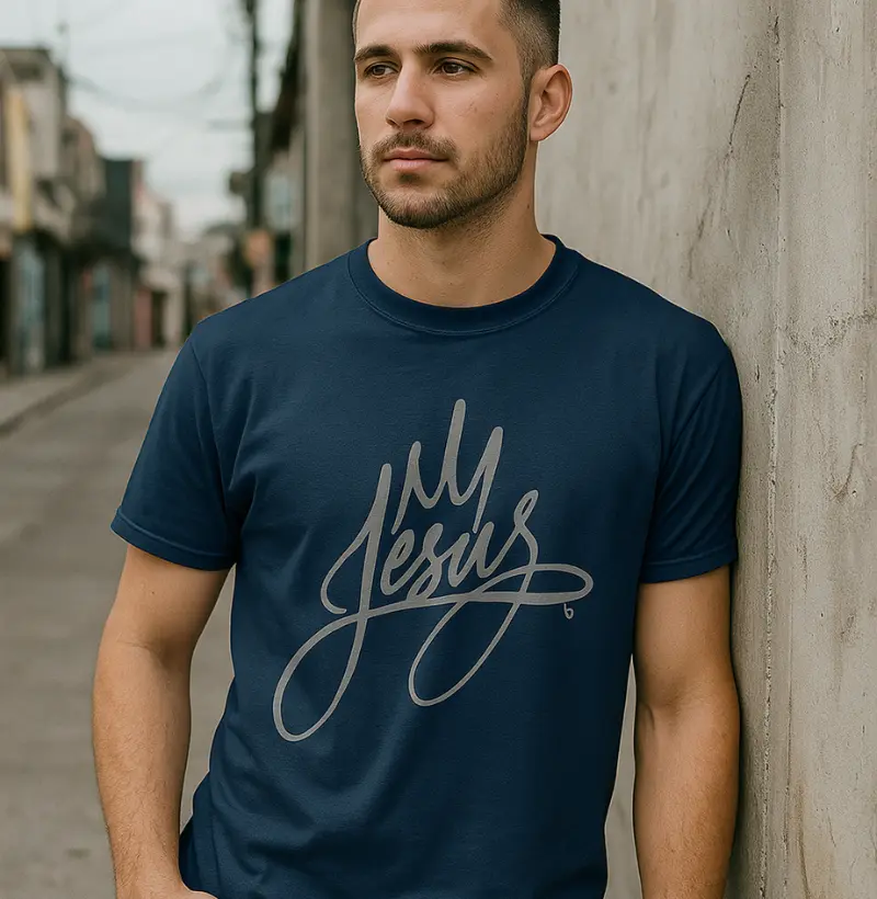 CAMISETA "JESUS" CURSIVA: O NOME QUE É ARTE URBANA E GRAÇA EM MOVIMENTO! (Coleção Gratidão - Para Quem Vive de Graça Recebida)