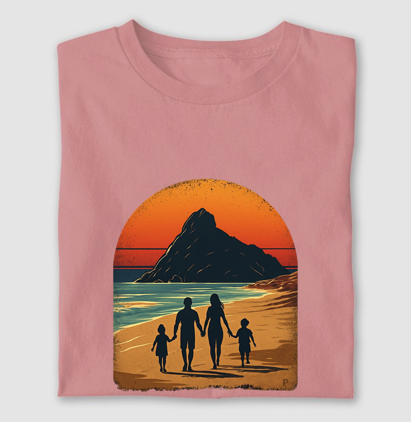 Família caminhando na praia