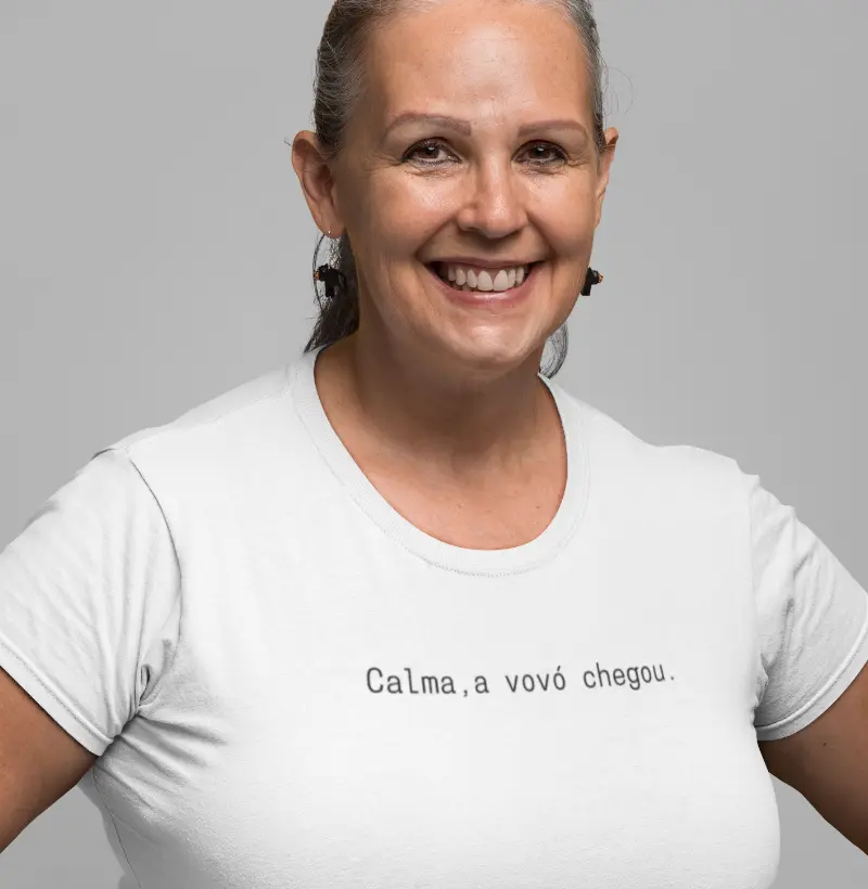 CAMISETA CALMA A VOVÓ CHEGOU