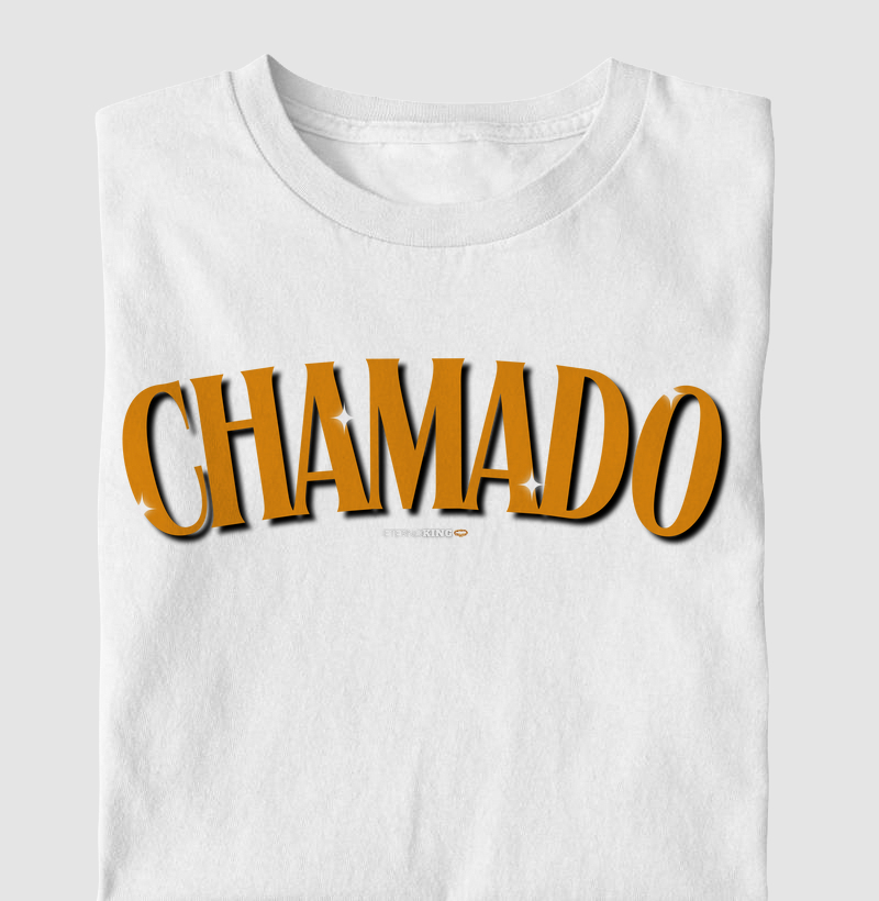 Camiseta cristã marca Eterno King com frases de fé "Chamado" em letras laranja
