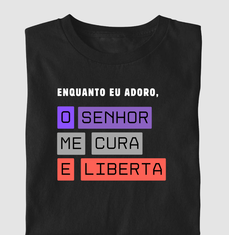 Enquanto eu adoro, o senhor me cura e liberta.