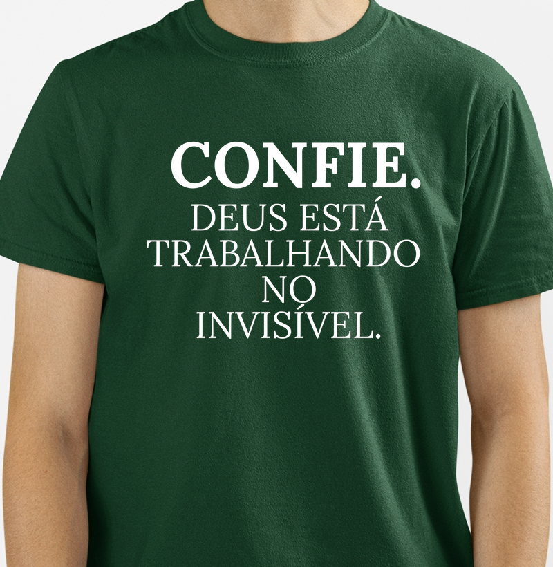 Camiseta Cristã "Confie, Deus Está Trabalhando no Invisível" – Esperança Mesmo Sem Ver