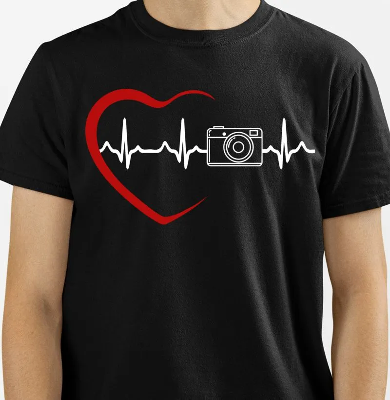 CAMISETA~MEU CORAÇÃO BATE FOTOGRAFIA (estampa com escrita branca)