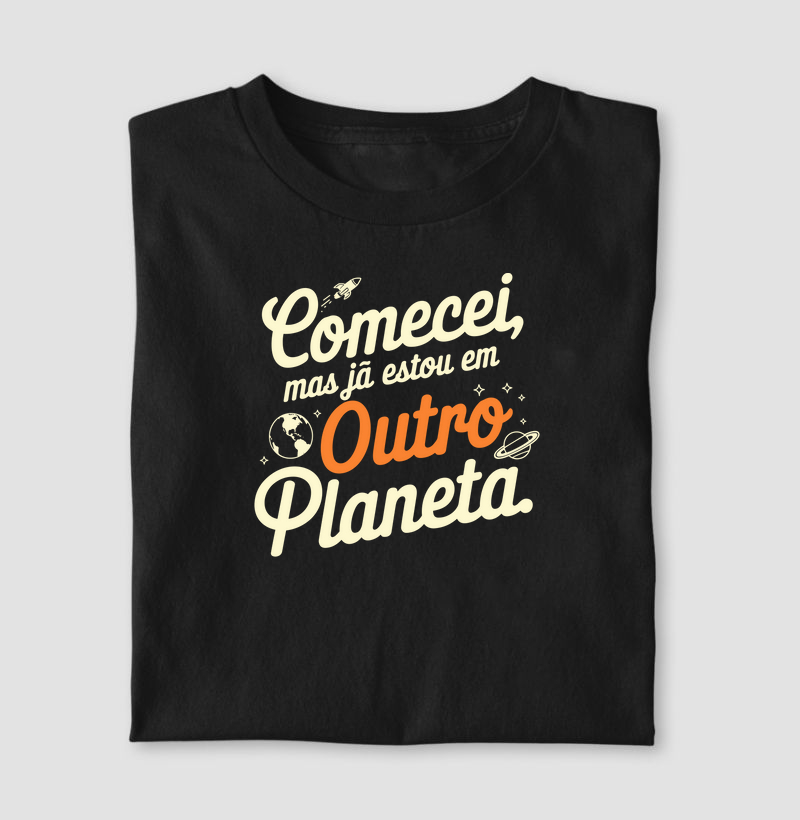 Camiseta "Comecei, Mas Já Estou em Outro Planeta" - Estampa Criativa e Divertida