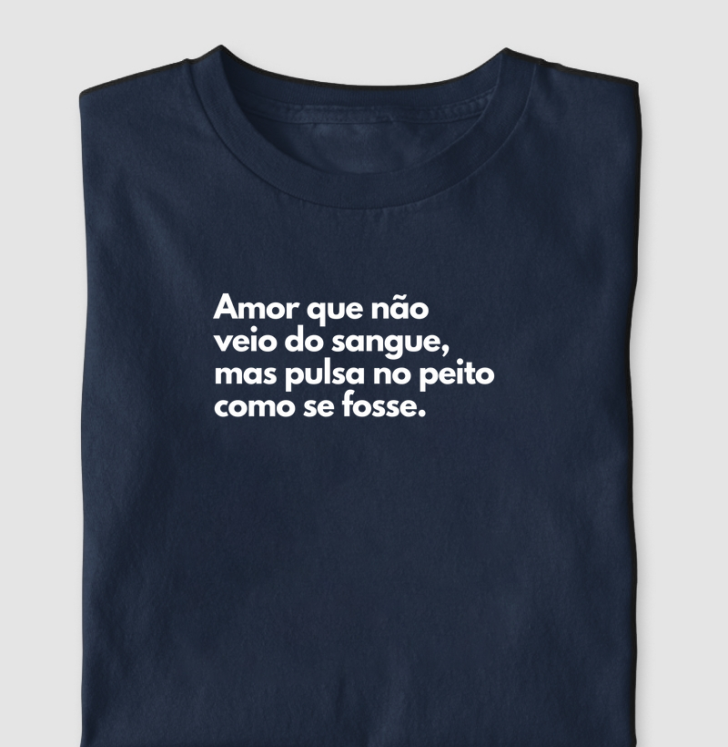 Amor que não veio do sangue, mas pulsa no peito como se fosse. (centralizado)