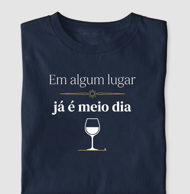 Camiseta Vinho - Em Algum Lugar já é Meio Dia