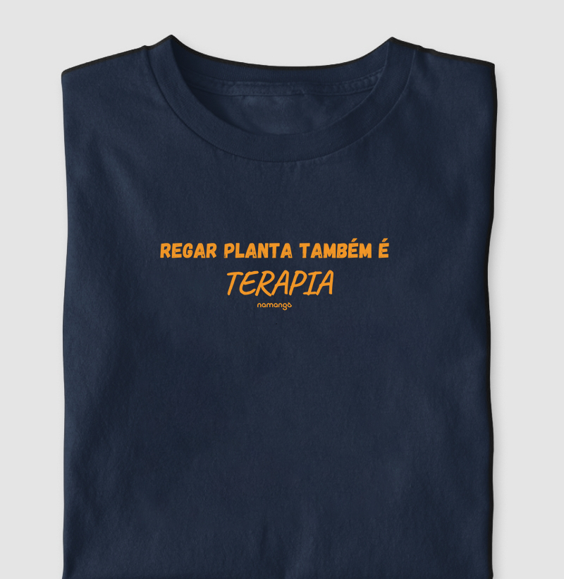 Camiseta Regar Planta Também É Terapia – Para Quem Cultiva a Calma - Na Manga