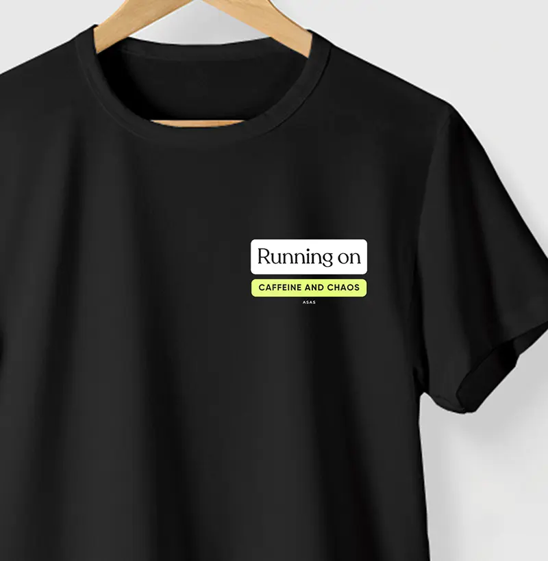 Camiseta COFFEE AND CHAOS - PRETA - (100% ALGODÃO)