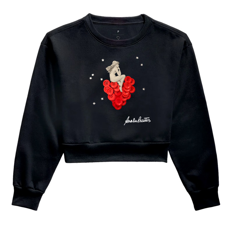 MENINA COM CORAÇÕES DE BOTÕES VERMELHOS.