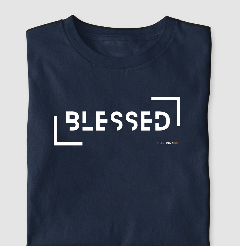 Camiseta cristã marca Eterno King com frases de fé "BLESSED" em letras brancas