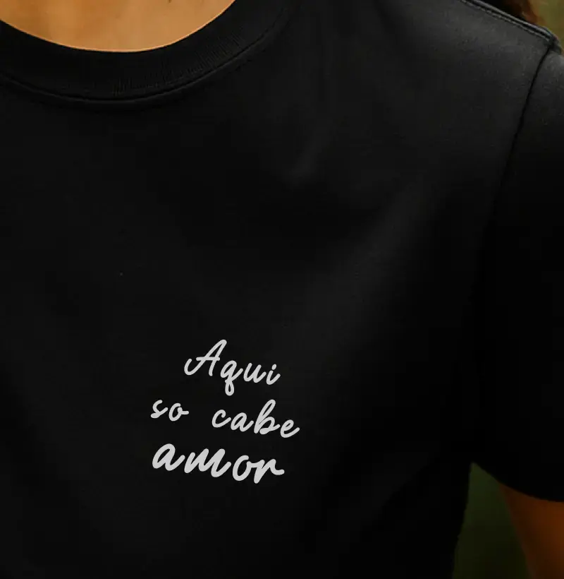 Camiseta Minimalista – “Aqui Só Cabe Amor” em algodão premium