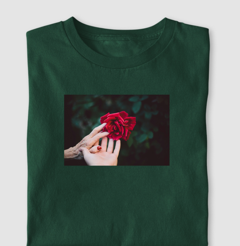 Mãos, mulheres e rosa