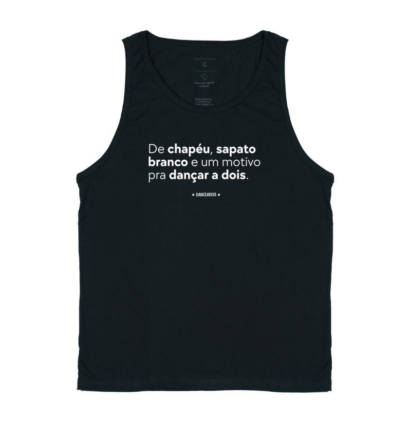 De chapéu, sapato branco e um motivo pra dançar a dois.