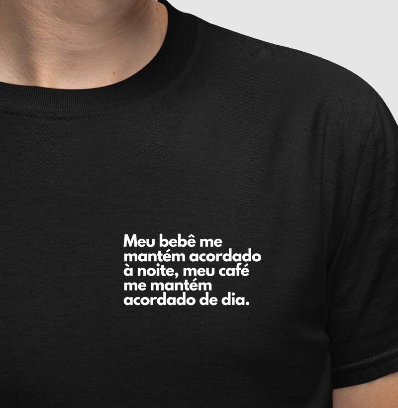 Meu bebê me mantém acordado à noite, meu café me mantém acordado de dia. (minimalista)