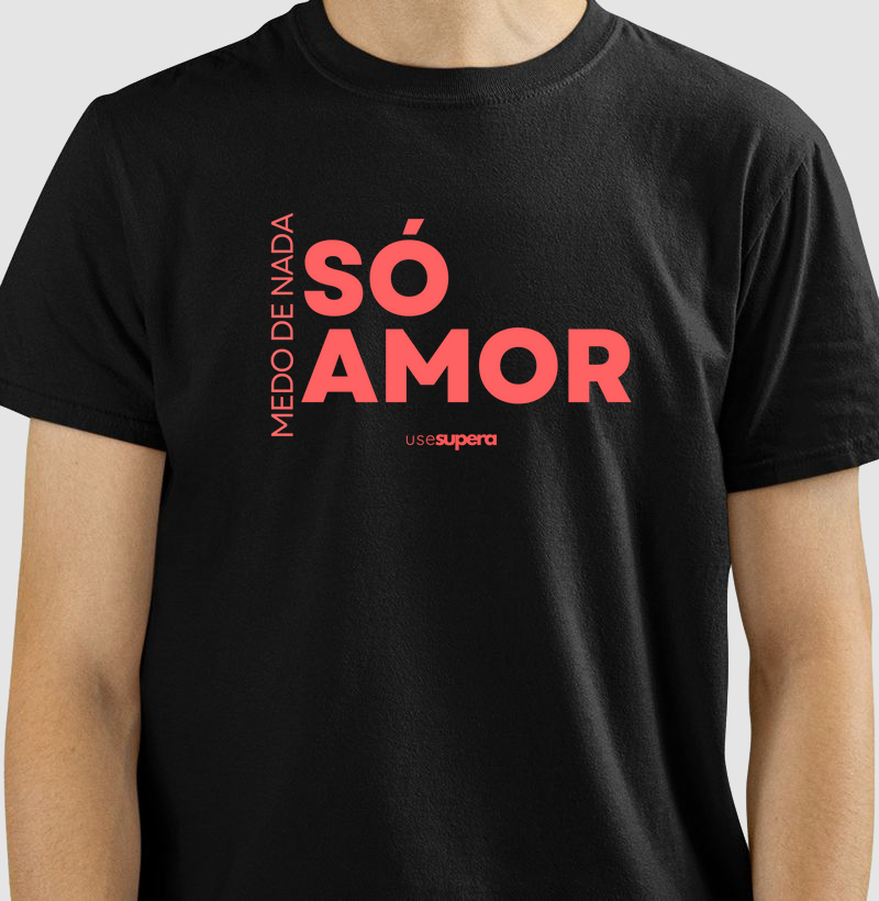 Camiseta "Medo de nada só amor"