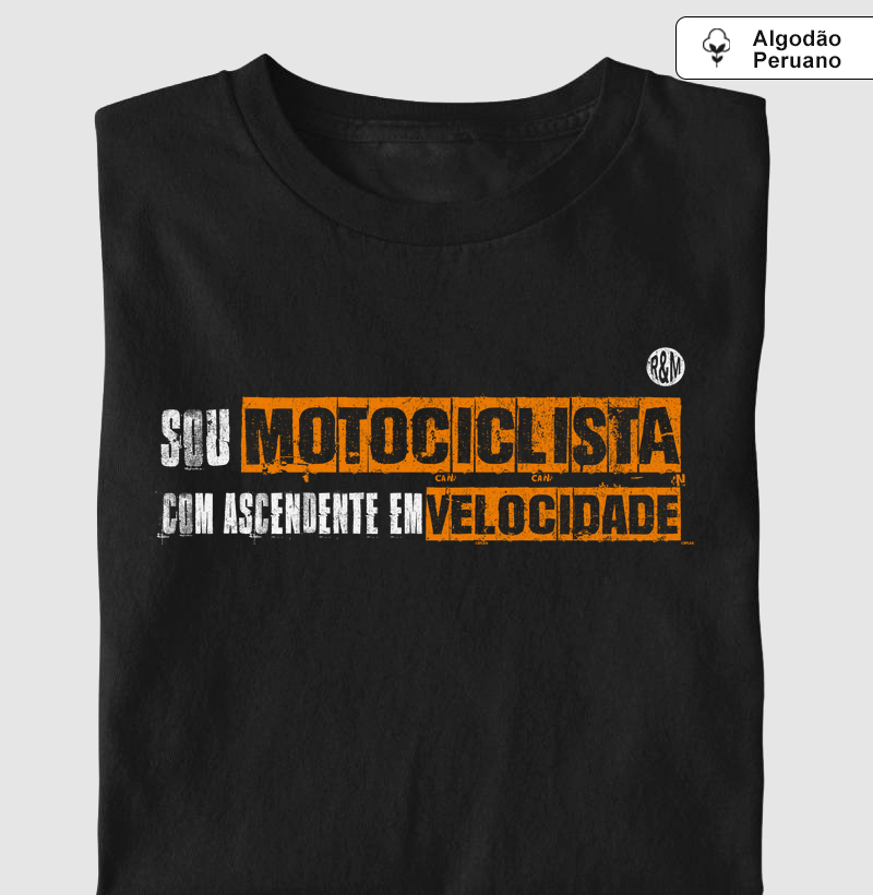 Motociclista com ascendente em velocidade