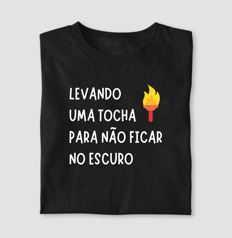 Levando essa tocha pra não ficar no escuro