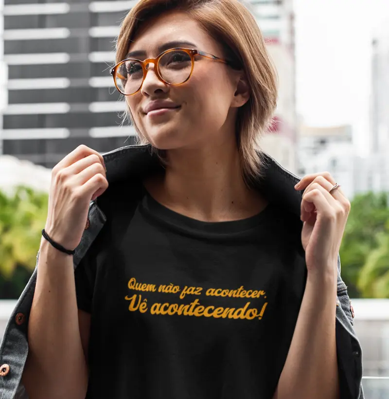 Camiseta Motivacional | Quem Não Faz Acontecer, Vê Acontecendo! | Energia e Foco