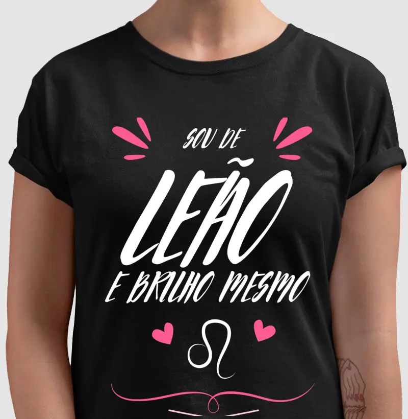 Camiseta feminina sou de leão e brilho