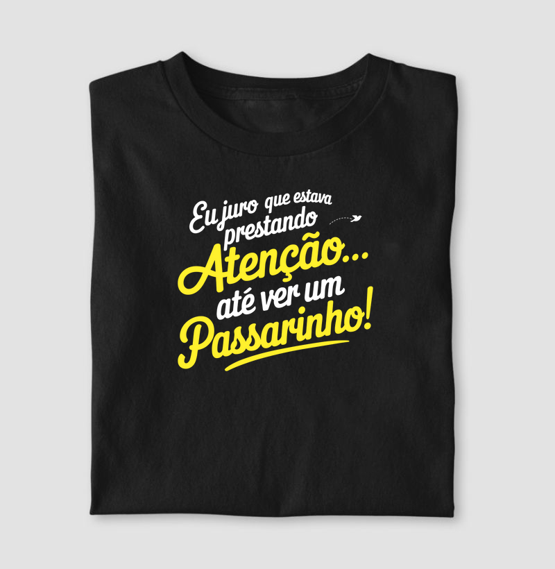 Camiseta "Eu Juro que Estava Prestando Atenção - Passarinho" - Estampa Criativa e Divertida