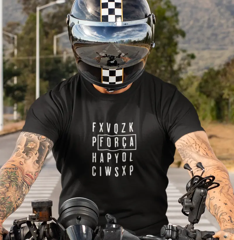 Camiseta Estilosa de Palavra Cruzada | Força | Design Minimalista e Impactante