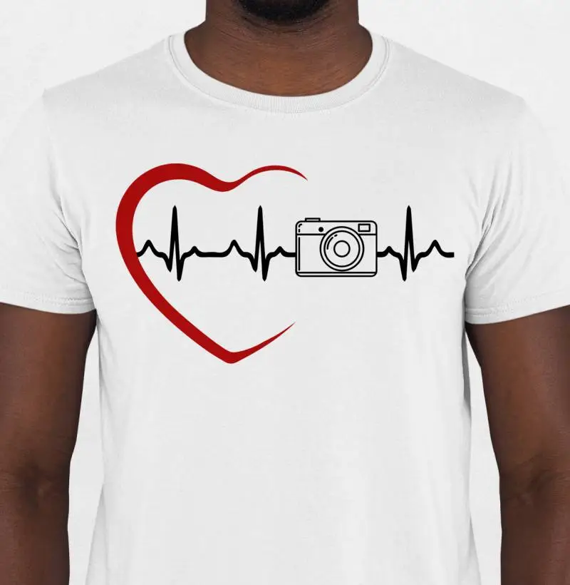 CAMISETA~MEU CORAÇÃO BATE FOTOGRAFIA (estampa com escrita preta)
