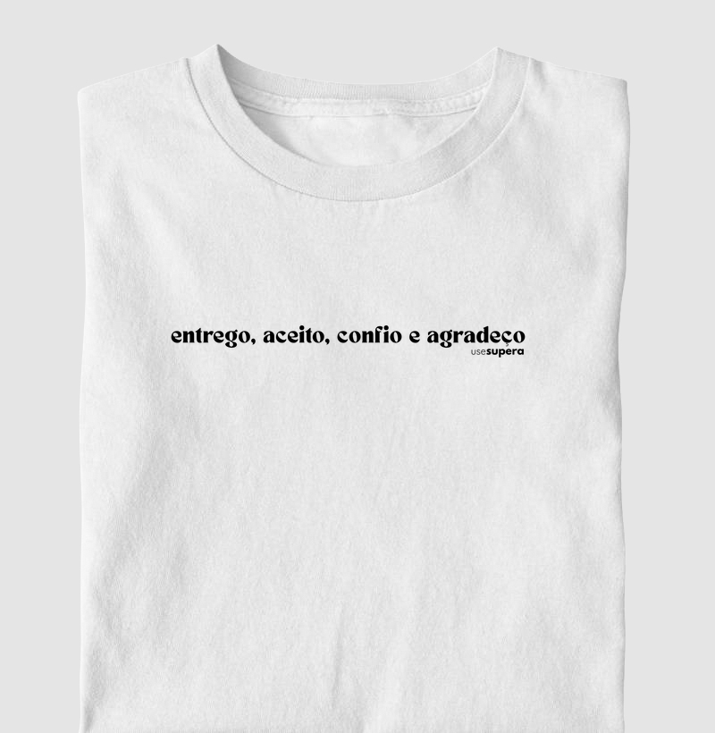 Camiseta "entrego, aceito, confio e agradeço"