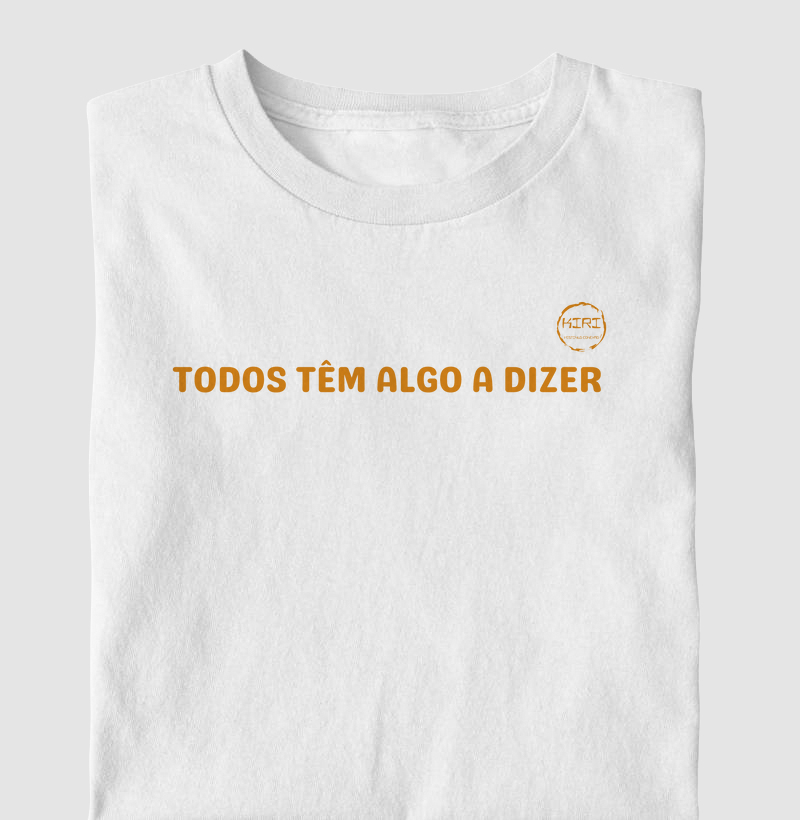 Camiseta KIRI - Todos tem Algo a Dizer - Frases
