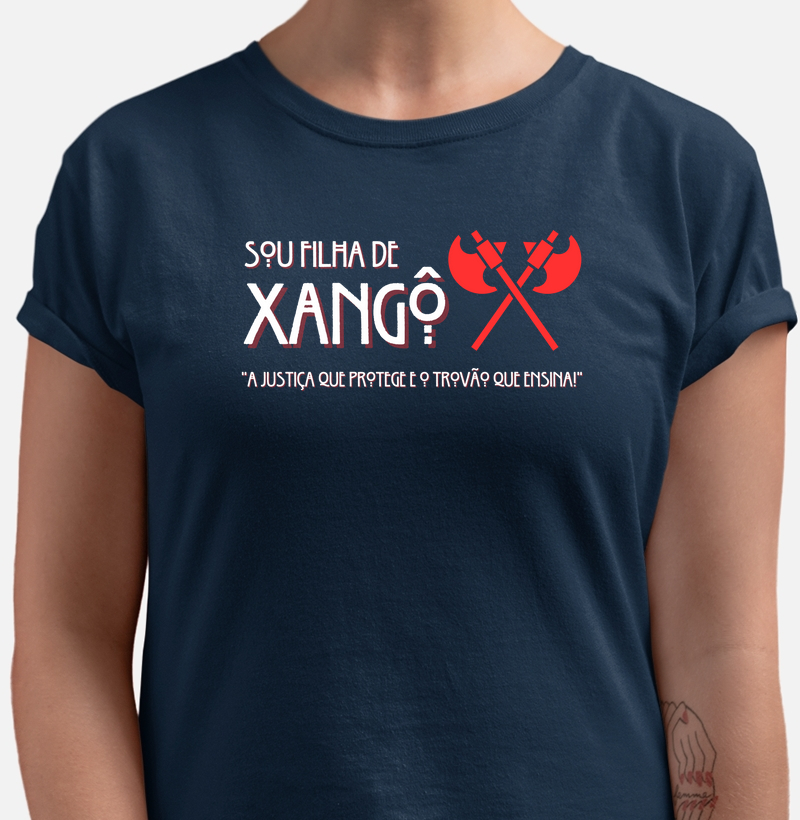 Camiseta Filha Xangô e Justiça Sombreado Azul Marinho Feminina