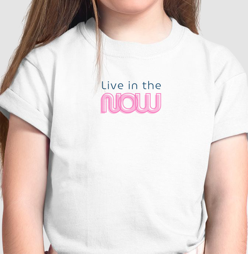 Camiseta Infantil Feminina Live in the now (Viva o agora) | 100% algodão 