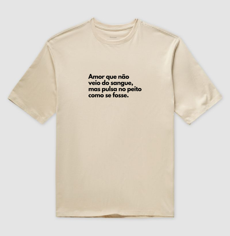 Amor que não veio do sangue, mas pulsa no peito como se fosse. (centralizado) (oversized)