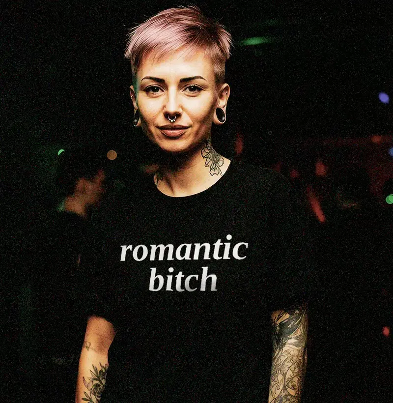 romantic bitch | camiseta de algodão pima premium