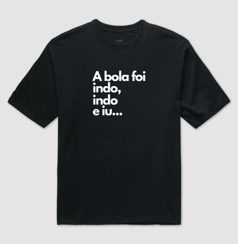 A bola foi indo, indo e iu...