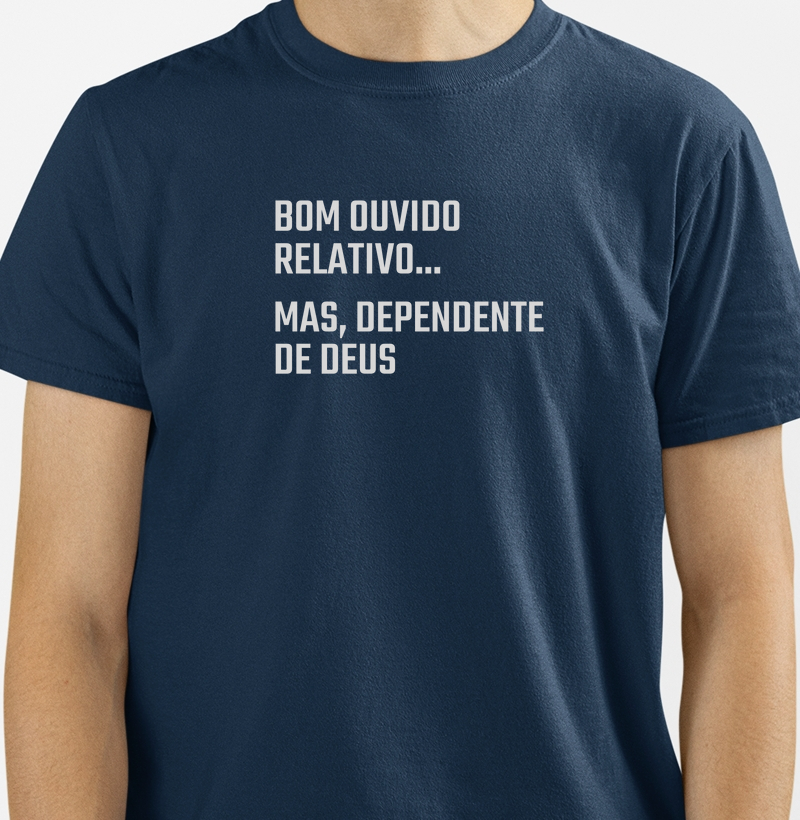 Camisa "Bom ouvido relativo, mas dependente de Deus"
