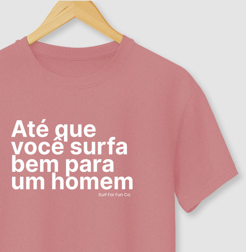 Até que você surfa bem para um homem