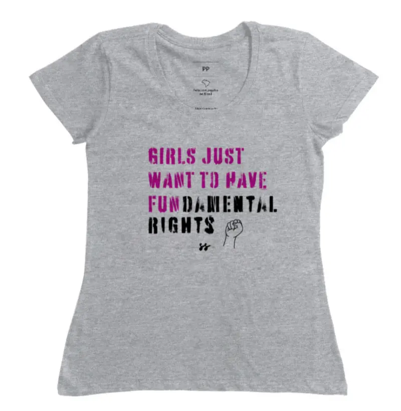 Camiseta “Girls just want to have fundamental rights” - tradução: garotas só querem ter direitos fundamentais. 