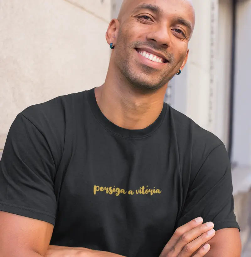 Persiga a Vitória | Camiseta de Sucesso | Determinação e Conquista