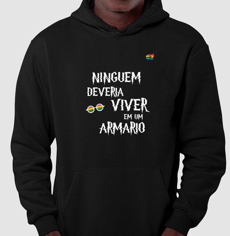 Ninguém Deveria Viver em Um Armário