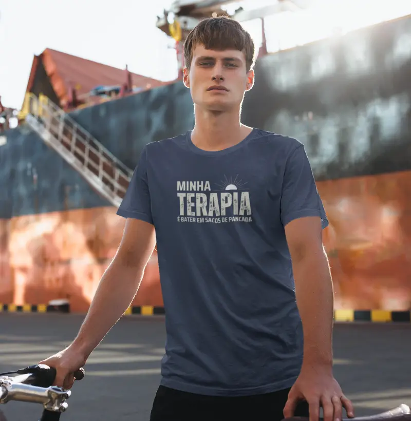 Minha Terapia é Bater em Sacos de Pancada | Camiseta Motivacional de Artes Marciais | Libere o Estresse