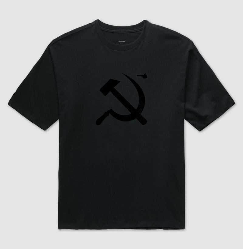 Subliminar Foice e Martelo (camiseta preta com estampa preta, visível dependendo da intensidade e ângulo da luz)