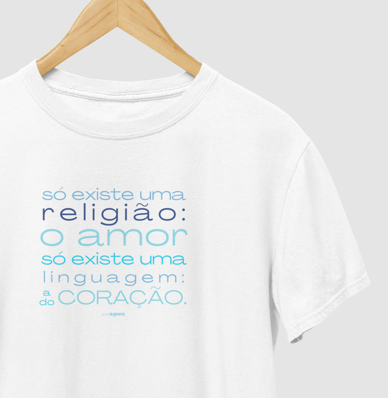 Camiseta "Só existe uma religião: o amor"