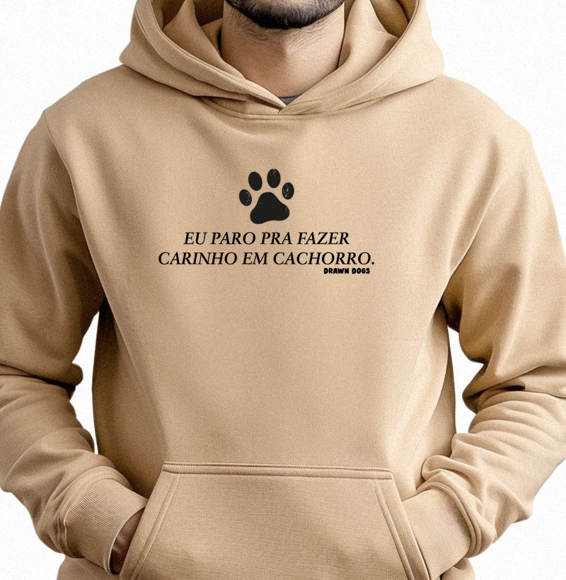 Eu paro pra fazer carinho em cachorro