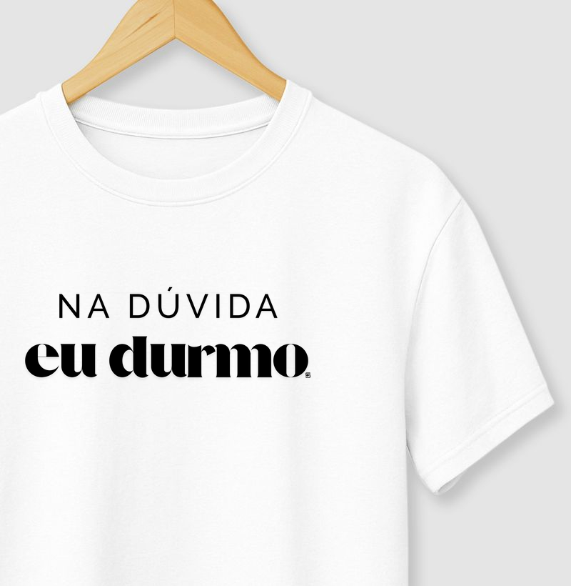 Camiseta Na dúvida eu durmo minimalista
