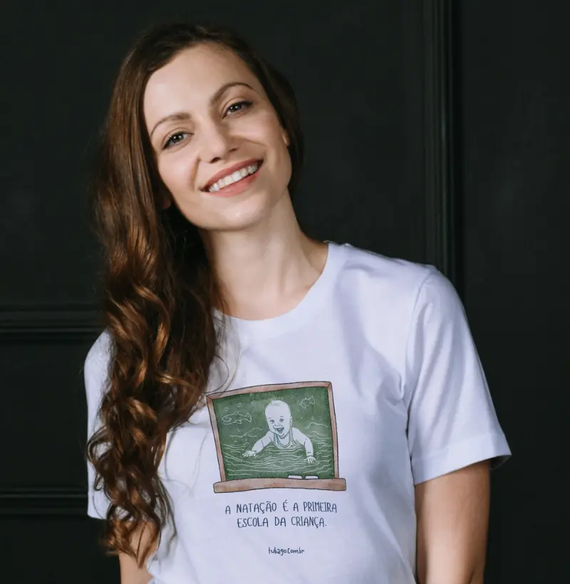Camiseta adulto | A natação é a primeira escola da criança
