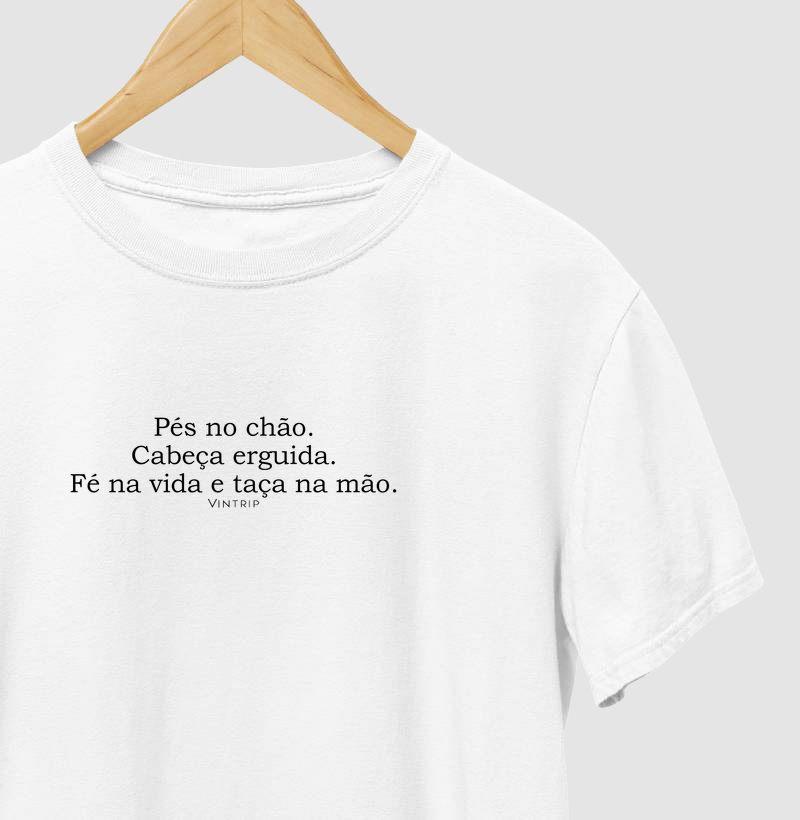 Pés no chão. Cabeça erguida. Fé na vida e taça na mão.