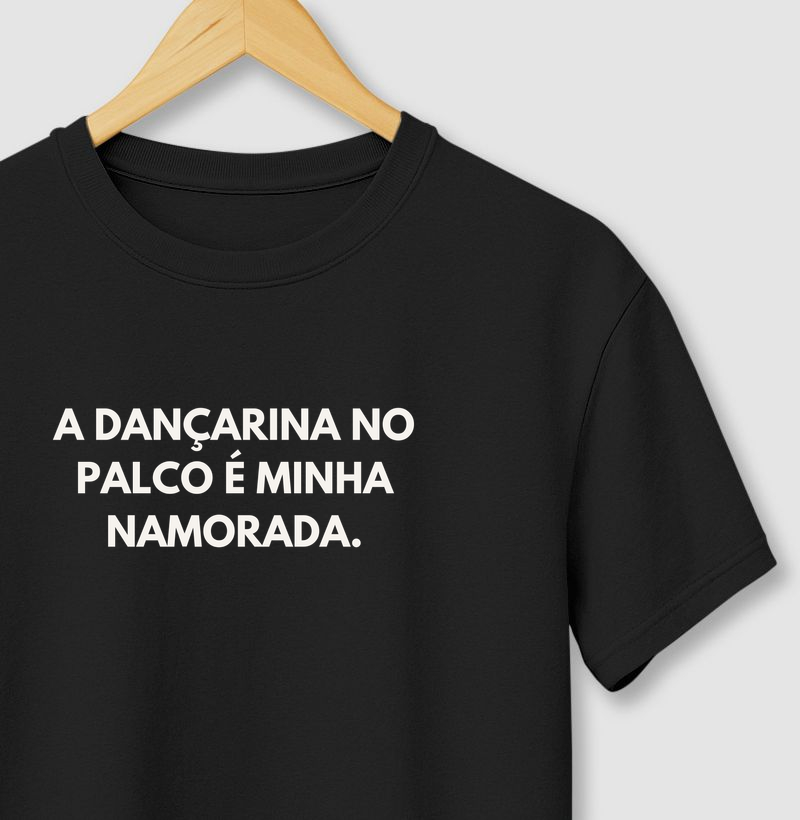 A dançarina no palco é minha namorada
