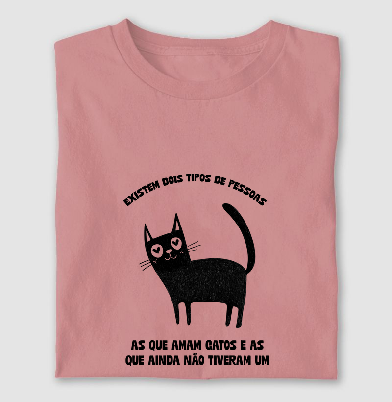 Existem dois tipos de pessoas: as que amam gatos e as que ainda não tiveram um.