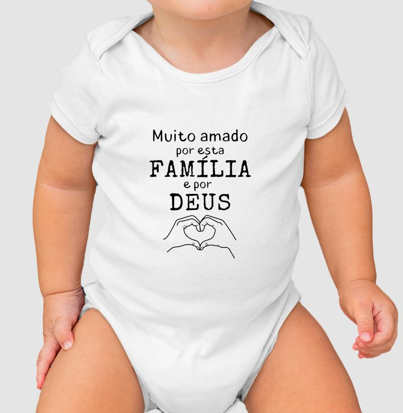 Muito amado por esta família e por Deus (body bebê)