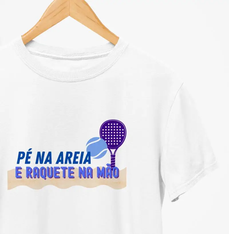 Pé Na Areia, E Raquete Na Mão