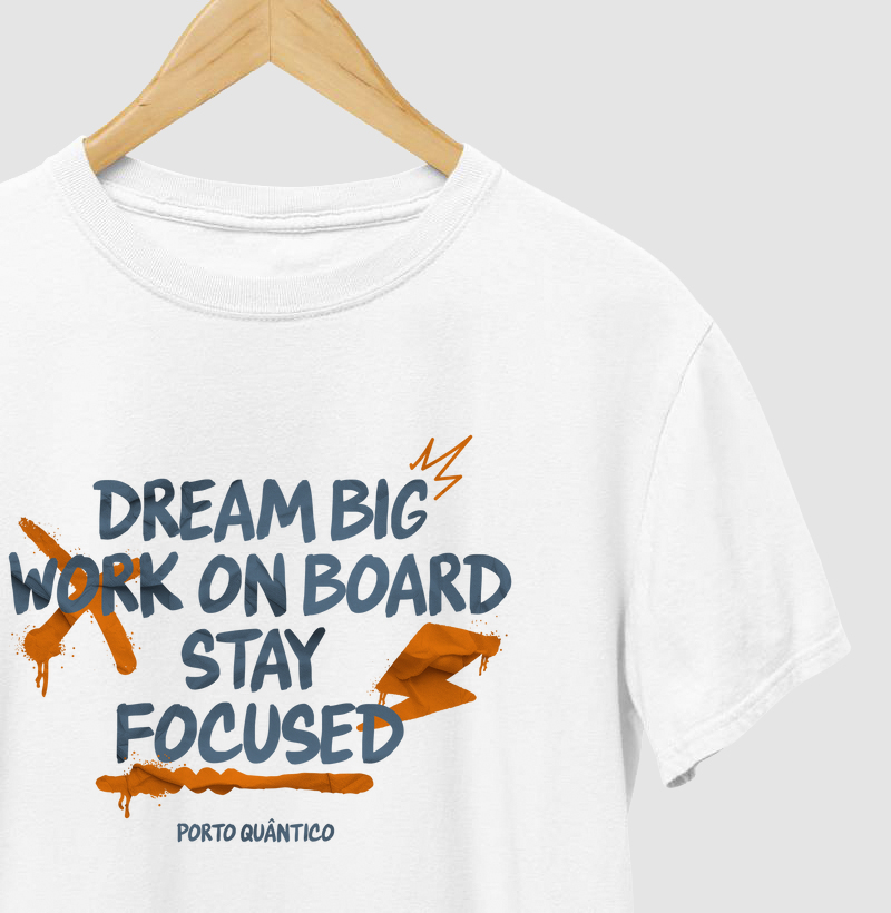 Camiseta Unissex 100% Algodão - Dream Big, Work On Board, Stay Focused